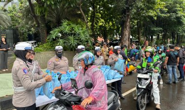 Jumat Peduli Polda Metro Jaya: 350 Paket Sembako Disalurkan ke Driver Ojol dan PHL