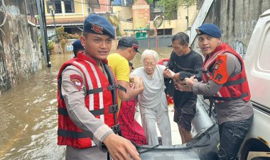 Banjir 2 Meter Rendam Bangka V Jaksel, Brimob Evakuasi Warga
