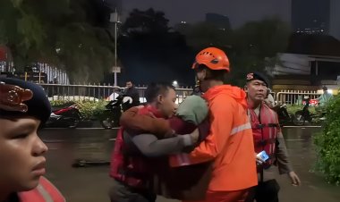 Brimob Metro Jaya Evakuasi Lansia 84 Tahun di Tengah Banjir Pondok Karya