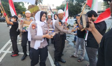 Penyampaian Aspirasi di Kedubes AS Berlangsung Kondusif, Polisi Bagikan Snack ke Peserta Aksi