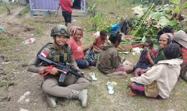 Patroli Humanis di Intan Jaya, Satgas Ops Damai Cartenz Duduk dan Berdialog dengan Warga