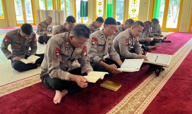 Anggota Batalyon D Pelopor Satbrimob Polda Metro Jaya Laksanakan Tadarus Al-Qur’an di Masjid Al-Amin