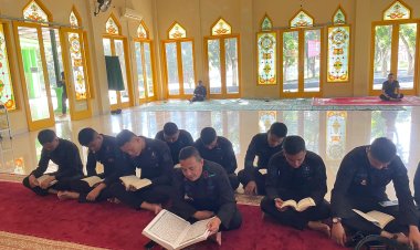 ‎Personel Batalyon D Pelopor Satbrimob Polda Metro Jaya Laksanakan Tadarus Al-Qur’an dan Doa Bersama di Masjid Al-Amin