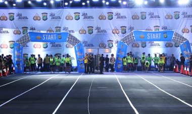 Meriah! Kapolda Metro Jaya Adakan Lomba Lari Malam di Kantor Polisi