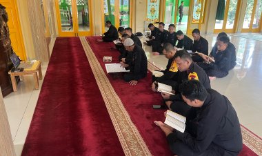Personel Batalyon D Pelopor Laksanakan Tadarus Al-Qur’an di Masjid Al-Amin