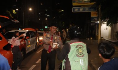 Ramadhan Berkah, Ditpamobvit PMJ Bersama Masyarakat Pecinta Polri Turun ke Jalan Bagikan Sahur