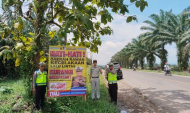 Antisipasi Laka saat Mudik Lebaran, Satlantas Polres Way Kanan Pasang Spanduk Peringatan