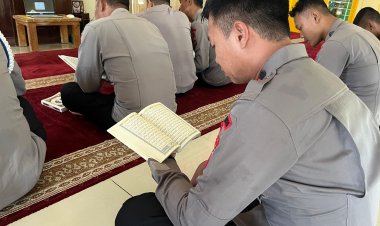 Anggota Batalyon D Pelopor Satbrimob Polda Metro Jaya Laksanakan Tadarus Al-Qur’an di Masjid Al-Amin