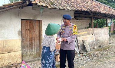 Brimob Batalyon D Pelopor Bagikan Zakat Fitrah untuk Warga Sekitar Asrama