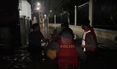 ‎Warga Terdampak Banjir Hubungi Layanan 110, Dit Samapta PMJ Evakuasi Warga Terdampak Banjir di Ciracas