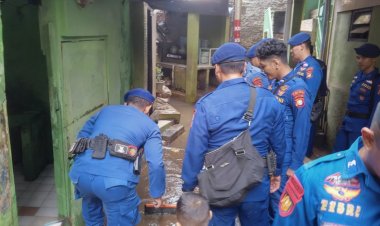 Ditpolairud Polda Metro Jaya Bersama Satgas Bang Jasri Bersihkan Permukiman Terdampak Banjir di Kebon Pala