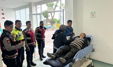Wujud Respon Cepat, Anggota Polri Evakuasi Lansia Darurat Medis ke Rumah Sakit di Gunung Mas Bogor