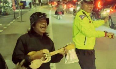 ‎Momen Tak Biasa di GT Parungkuda : Aiptu Didik Anggota Satlantas Polres Sukabumi Bernyanyi Bareng Pengamen untuk Redakan Kebosanan Wisatawan