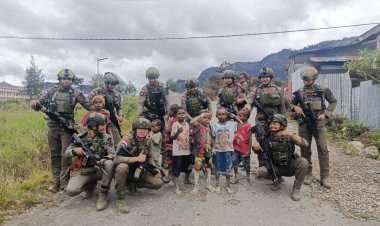 Patroli Satgas Ops Damai Cartenz di Intan Jaya: Interaksi dengan Warga dan Anak-anak di Sugapa