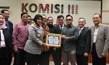 ‎Komisi III DPR RI Beri Penghargaan ke Kapolres Metro Bekasi atas keberhasilan mengawal konflik Antara Warga Dengan Pengembang Secara Damai