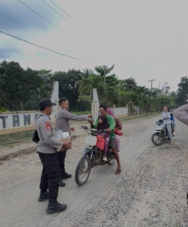 Polsek Banjit Bagikan Puluhan Takjil di Bulan Ramadhan 1447 H