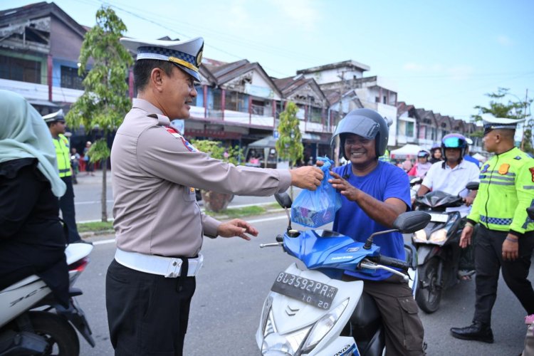 Sat Lantas Polres Pidie dan Bhayangkari Berbagi Takjil, Wujud Kepedulian di Bulan Ramadhan 1447 H