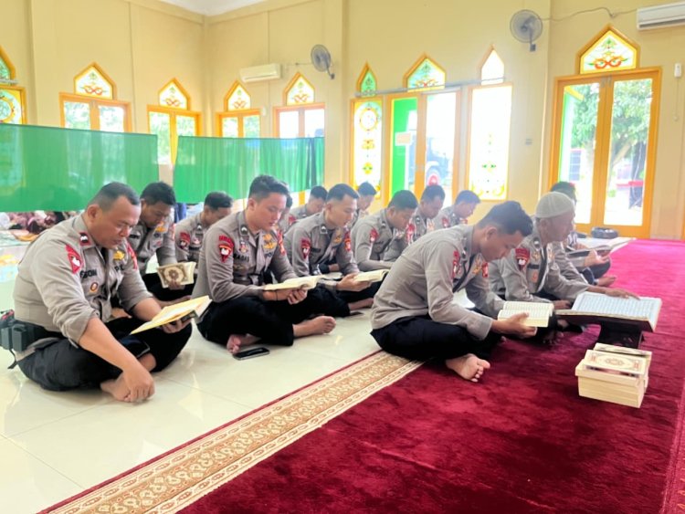 *Tingkatkan Keimanan di Bulan Ramadhan, Personel Batalyon D Pelopor dan Bhayangkari Gelar Tadarus Al-Qur’an*
