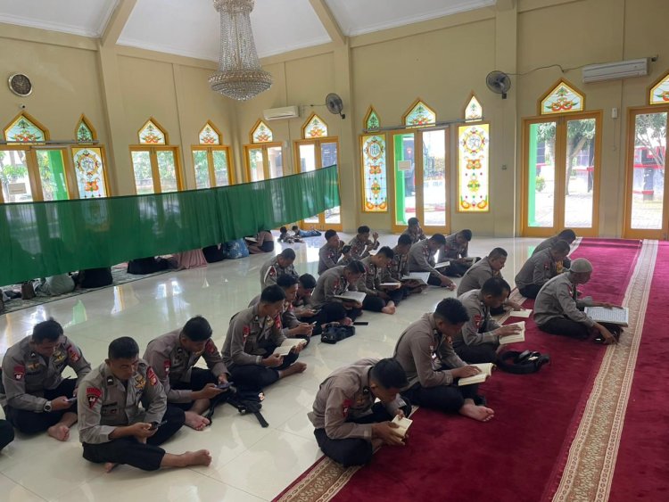 *Personel Batalyon D Pelopor dan Bhayangkari Gelar Tadarus Al-Qur’an di Masjid Al-Amin*
