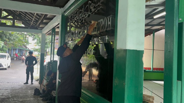 ‎Gegana Brimob PMJ Bersihkan Masjid Al-Magfiroh di Slipi, Wujud Kepedulian Jaga Lingkungan