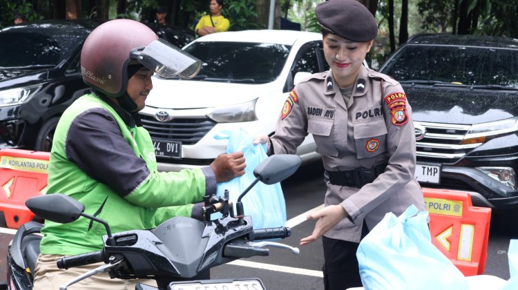 *Jumat Peduli Polda Metro Jaya: 350 Paket Sembako Disalurkan ke Driver Ojol dan PHL*