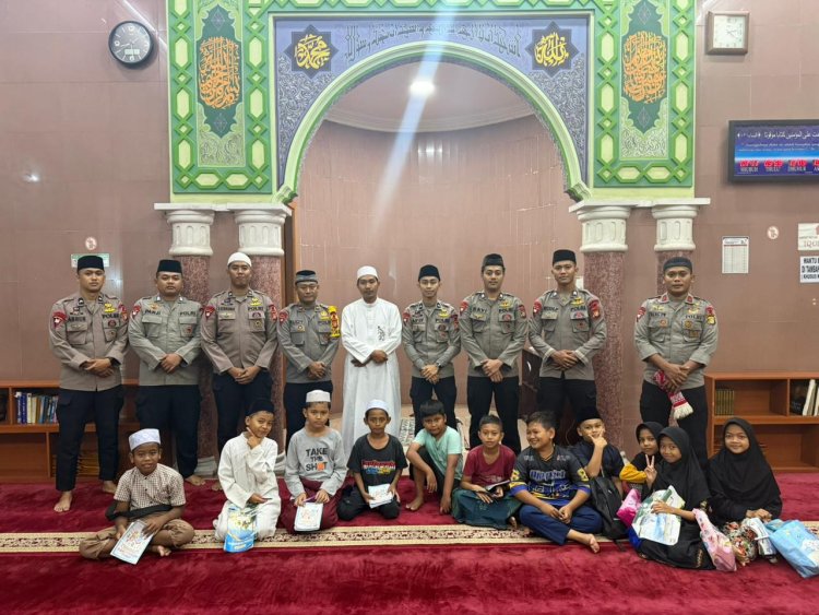 *Personel Batalyon D Pelopor Laksanakan Tarawih Keliling di Masjid Al-Muhajirin Cikarang Pusat*