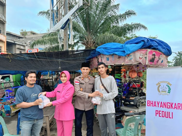 Polsek Cot Girek dan Bhayangkari Bagikan Ratusan Paket Takjil untuk Masyarakat
