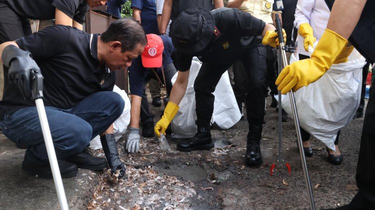 ‎Dukung Gerakan Asri Presiden Prabowo, Kapolda Metro Jaya dan Para Menteri Turun Gunung Bersihkan Pasar Kramat Jati