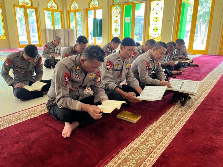 Anggota Batalyon D Pelopor Satbrimob Polda Metro Jaya Laksanakan Tadarus Al-Qur’an di Masjid Al-Amin