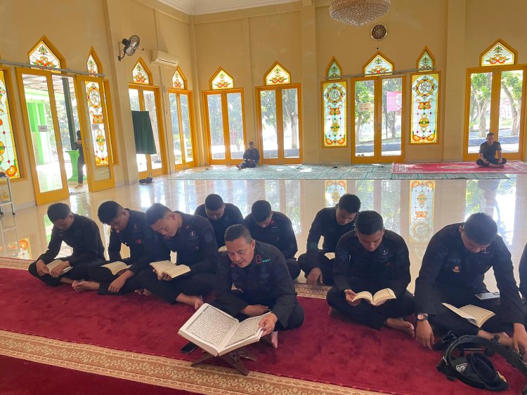 ‎Personel Batalyon D Pelopor Satbrimob Polda Metro Jaya Laksanakan Tadarus Al-Qur’an dan Doa Bersama di Masjid Al-Amin