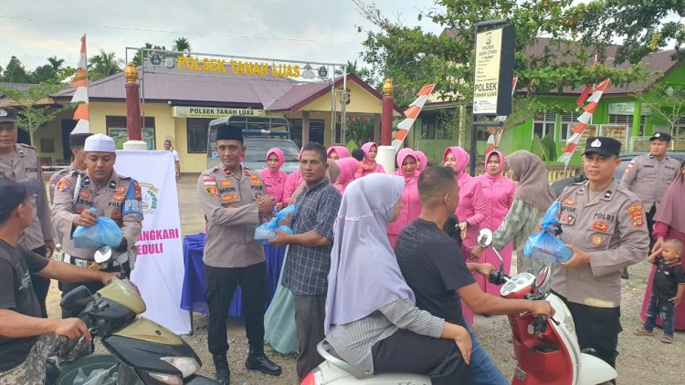 Polsek Tanah Luas dan Bhayangkari Berbagi Takjil serta Santuni Anak Yatim