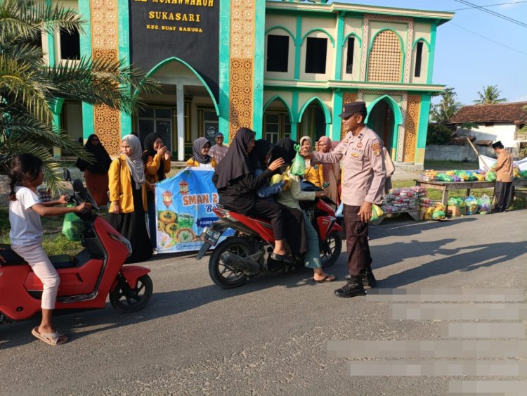 Polsek Buay Bahuga Melaksanakan Pengamanan Pembagian Takjil SMAN 2 Buay Bahuga