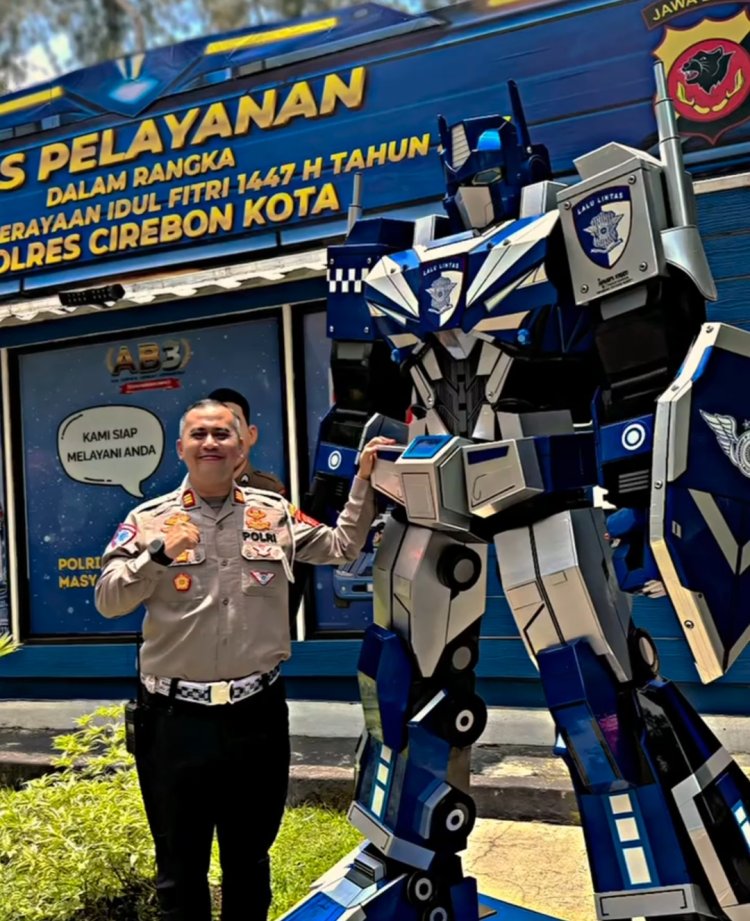 ‎Patung Robot Raksasa Jadi Magnet Pemudik di Rest Area KM 207 A Tol Palikanci Cirebon