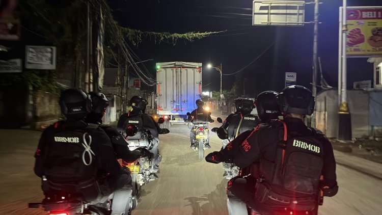Tim Patroli Brimob Batalyon D Pelopor SatBrimob Polda Metro Jaya Intensifkan Patroli Malam, Wilayah Kabupaten Bekasi Dipastikan Kondusif