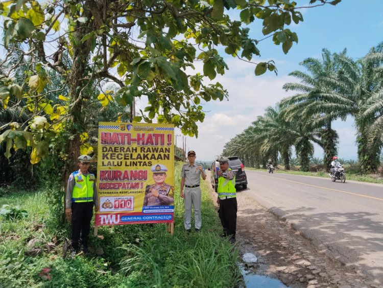 Antisipasi Laka saat Mudik Lebaran, Satlantas Polres Way Kanan Pasang Spanduk Peringatan
