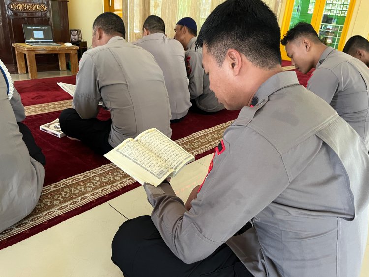 Anggota Batalyon D Pelopor Satbrimob Polda Metro Jaya Laksanakan Tadarus Al-Qur’an di Masjid Al-Amin
