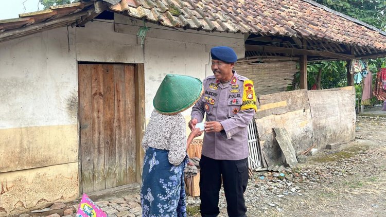 Brimob Batalyon D Pelopor Bagikan Zakat Fitrah untuk Warga Sekitar Asrama
