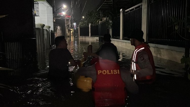 ‎Warga Terdampak Banjir Hubungi Layanan 110, Dit Samapta PMJ Evakuasi Warga Terdampak Banjir di Ciracas