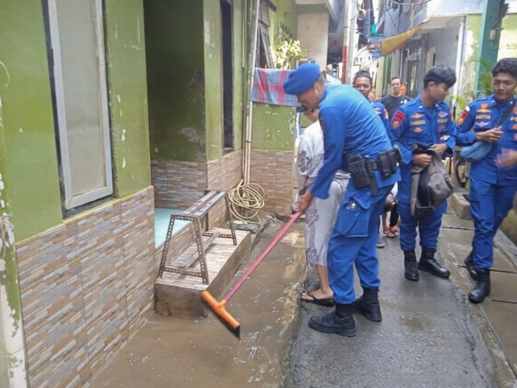 Ditpolairud Polda Metro Jaya Bersama Satgas Bang Jasri Bersihkan Permukiman Terdampak Banjir di Kebon Pala