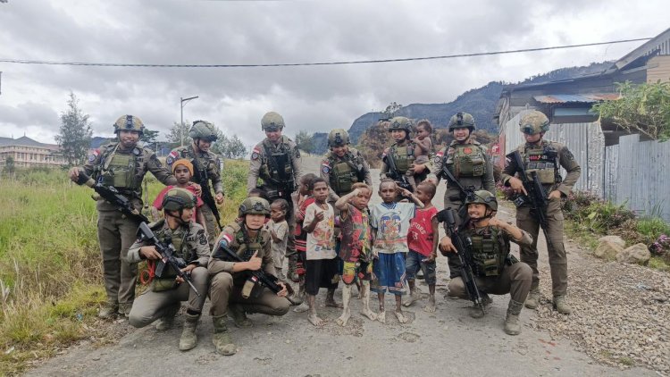 Patroli Satgas Ops Damai Cartenz di Intan Jaya: Interaksi dengan Warga dan Anak-anak di Sugapa