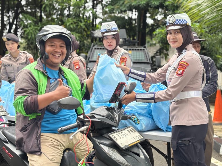 Polda Metro Jaya Gelar Jumat Peduli, Bagikan Sembako kepada Masyarakat