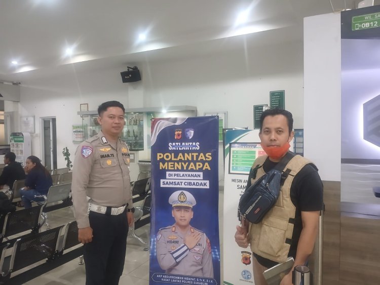 ‎Polantas Menyapa : Program Inovatif Satlantas Polres Sukabumi untuk Dekatkan Diri Dengan Masyarakat di Samsat Cibadak dan Plara