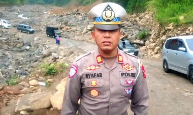 Kasat Lantas Polres Bener Meriah Turun Tangan Atur Arus di Kawasan Banjir Weh Porak