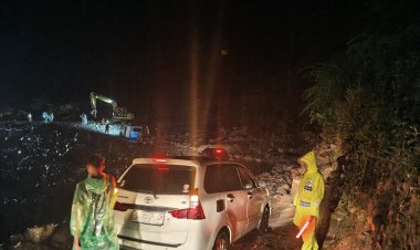 Respons Cepat Satlantas Polres Bener Meriah Atur Arus di Lokasi Banjir, Lalu Lintas Tetap Lancar