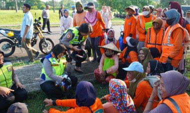 Peringati Hari Kartini, Kapolres Metro Bekasi Bagikan 400 Paket Sembako Untuk Perempuan Pekerja