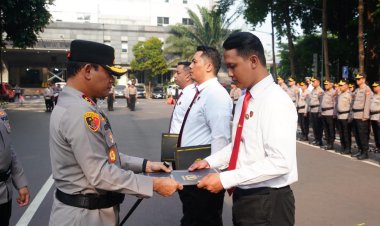 ‎Kapolda Metro Jaya Serahkan Pin Emas Kapolri kepada Personel Ditresnarkoba PMJ Pengungkap Sabu 516 Kg Jaringan Internasional