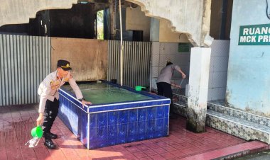 Menyapa Warga Lewat Aksi Nyata, Kapolsek Peudawa Bersihkan Masjid