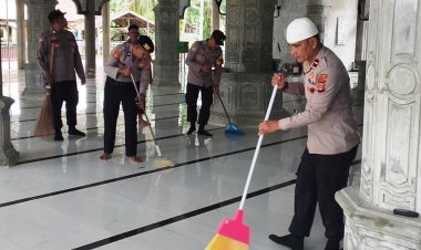 Kapolsek Idi Tunong Pimpin Aksi Bersih Masjid, Wujud Kepedulian Sosial Polri