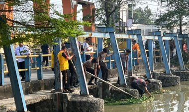 ‎Batalyon D Pelopor Brimob Polda Metro Jaya Bersihkan Pasar Tegal Danas Bekasi, Lingkungan Lebih Nyaman dan Bebas Genangan