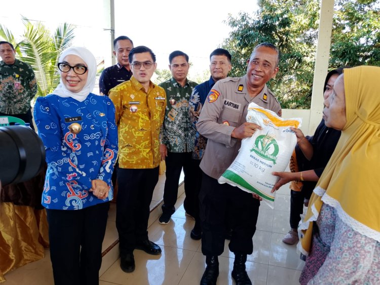 Pemkab Way Kanan Launching Penyaluran Bantuan Cadangan Pangan di Kampung Bumi Ratu